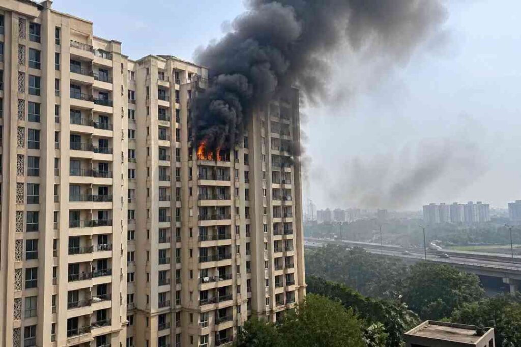 गाजियाबाद के गौड़ ग्रीन एवेन्यू में फ्लैट में लगी आग से उठता काला धुआं, जिसे दूर तक देखा गया