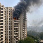 गाजियाबाद के गौड़ ग्रीन एवेन्यू में फ्लैट में लगी आग से उठता काला धुआं, जिसे दूर तक देखा गया