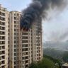 गाजियाबाद के गौड़ ग्रीन एवेन्यू में फ्लैट में लगी आग से उठता काला धुआं, जिसे दूर तक देखा गया