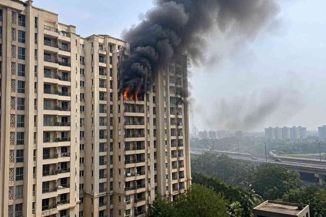 गाजियाबाद के गौड़ ग्रीन एवेन्यू में फ्लैट में लगी आग से उठता काला धुआं, जिसे दूर तक देखा गया