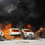 नोएडा के औद्योगिक क्षेत्र में प्रदर्शन और हिंसा के बाद श्रमिकों की भीड़, जहां प्रशासन अब स्वास्थ्य जांच अभियान की तैयारी कर रहा है।