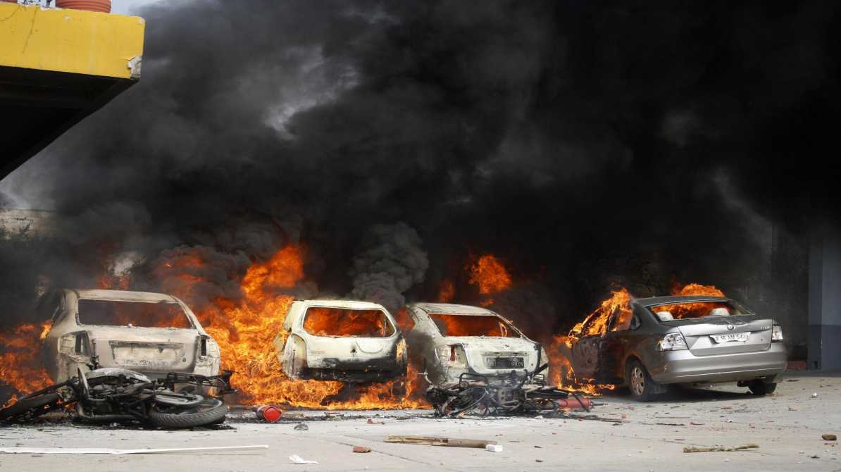 नोएडा के औद्योगिक क्षेत्र में प्रदर्शन और हिंसा के बाद श्रमिकों की भीड़, जहां प्रशासन अब स्वास्थ्य जांच अभियान की तैयारी कर रहा है।