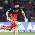 टिम डेविड आईपीएल मैच के दौरान जोरदार शॉट खेलते हुए, स्टेडियम में दर्शकों की भीड़