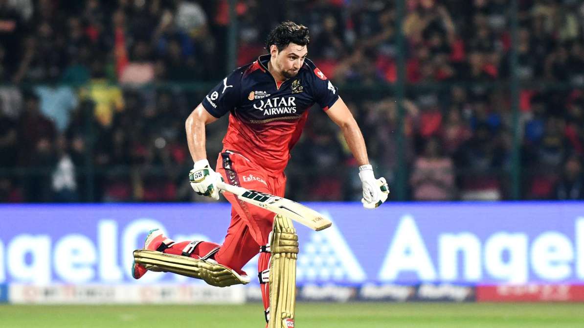 टिम डेविड आईपीएल मैच के दौरान जोरदार शॉट खेलते हुए, स्टेडियम में दर्शकों की भीड़