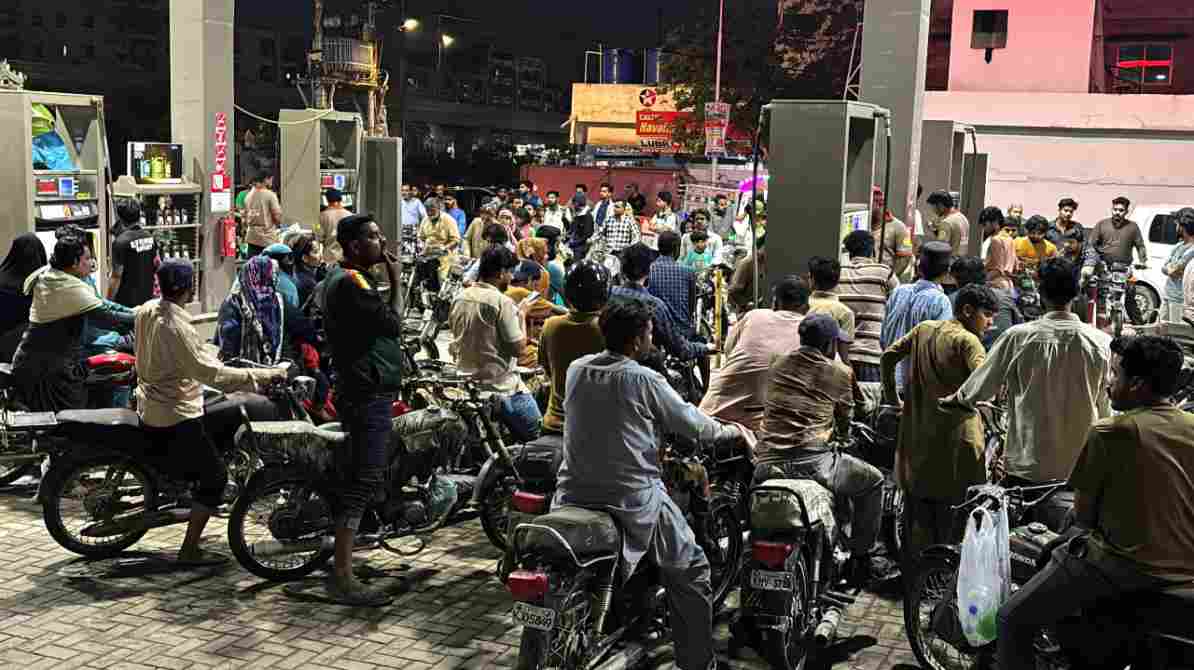 पेट्रोल पंप पर बढ़ती कीमतों के बीच खड़े लोग, जो पाकिस्तान आर्थिक संकट को दर्शाता है