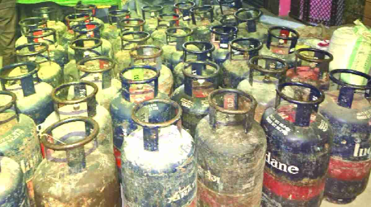 दिल्ली पुलिस द्वारा जब्त किए गए LPG गैस सिलेंडर