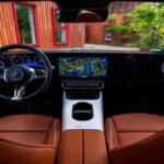 यह इमेज Mercedes CLA EV के एक्सटीरियर और इंटीरियर डिजाइन को दिखाती है, जिसमें इसका मॉडर्न इलेक्ट्रिक स्टाइल नजर आता है।