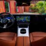 यह इमेज Mercedes CLA EV के एक्सटीरियर और इंटीरियर डिजाइन को दिखाती है, जिसमें इसका मॉडर्न इलेक्ट्रिक स्टाइल नजर आता है।