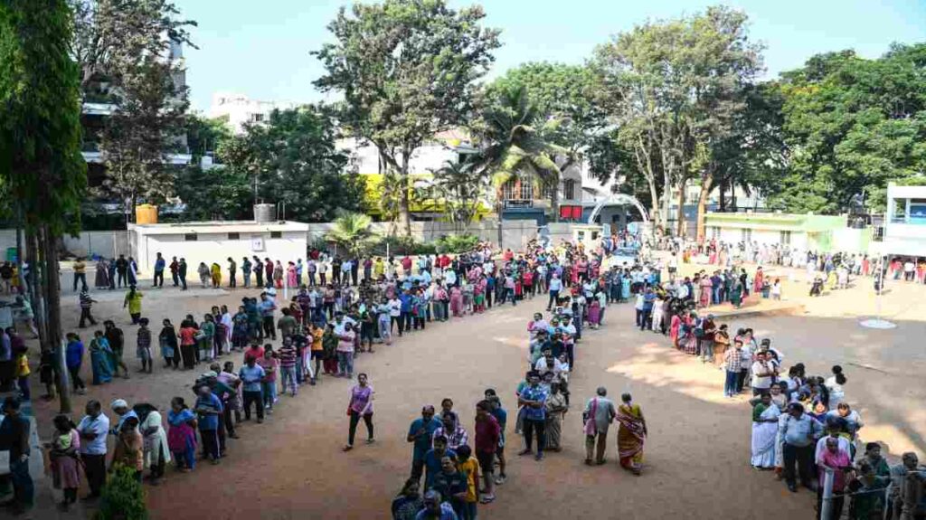 मतदान केंद्र पर बड़ी संख्या में वोट डालते लोग, लोकतंत्र की मजबूत भागीदारी दर्शाते हुए