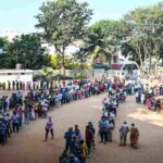 मतदान केंद्र पर बड़ी संख्या में वोट डालते लोग, लोकतंत्र की मजबूत भागीदारी दर्शाते हुए