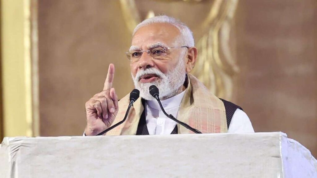 प्रधानमंत्री नरेंद्र मोदी राष्ट्रीय संबोधन के दौरान मंच से बोलते हुए, टीवी प्रसारण का दृश्य