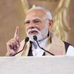 प्रधानमंत्री नरेंद्र मोदी राष्ट्रीय संबोधन के दौरान मंच से बोलते हुए, टीवी प्रसारण का दृश्य