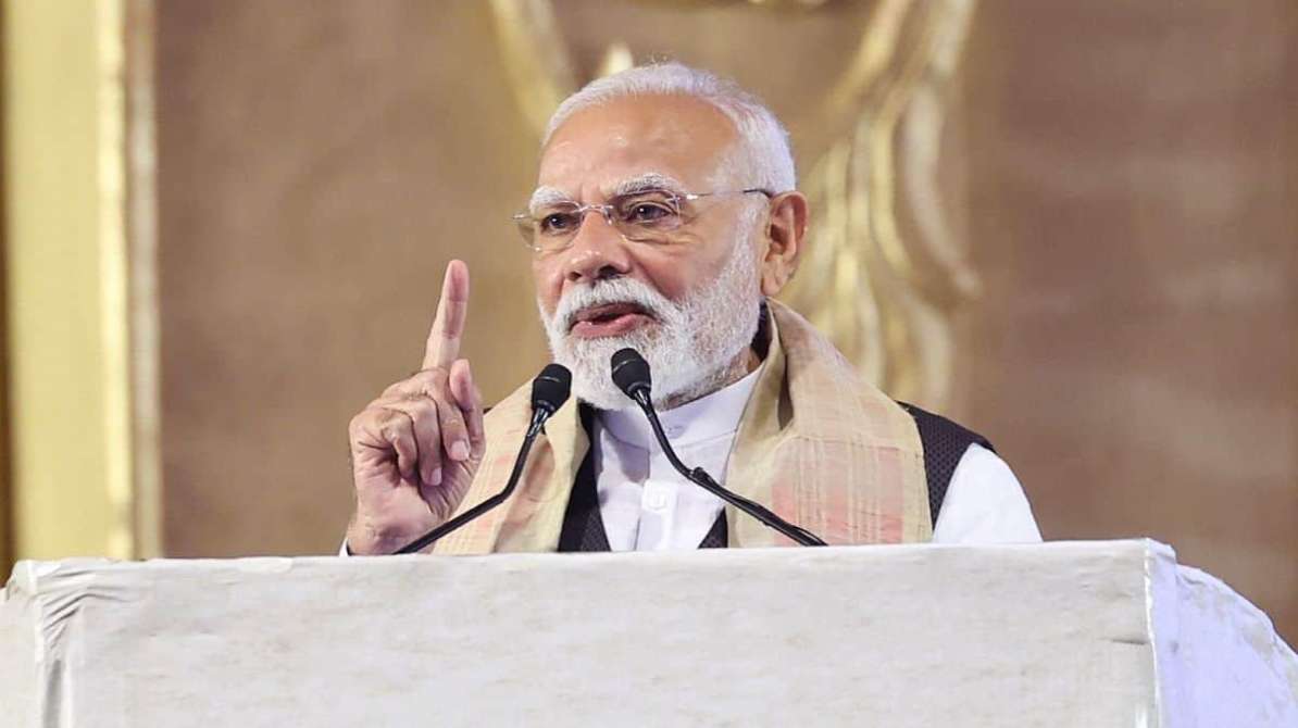 प्रधानमंत्री नरेंद्र मोदी राष्ट्रीय संबोधन के दौरान मंच से बोलते हुए, टीवी प्रसारण का दृश्य