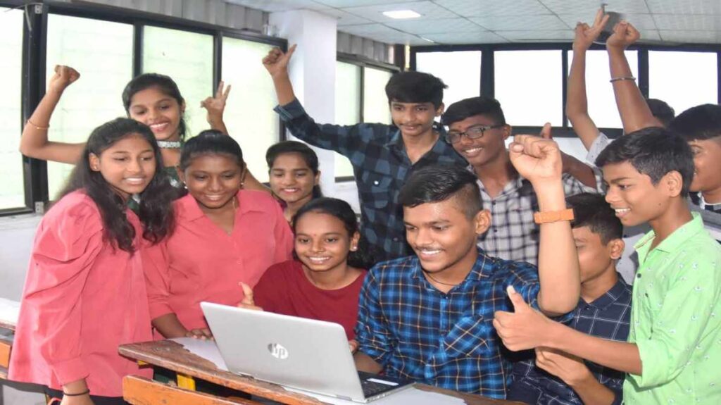 लैपटॉप और मोबाइल पर MP Board Result 2026 चेक करते हुए छात्र, रिजल्ट देखने का माहौल