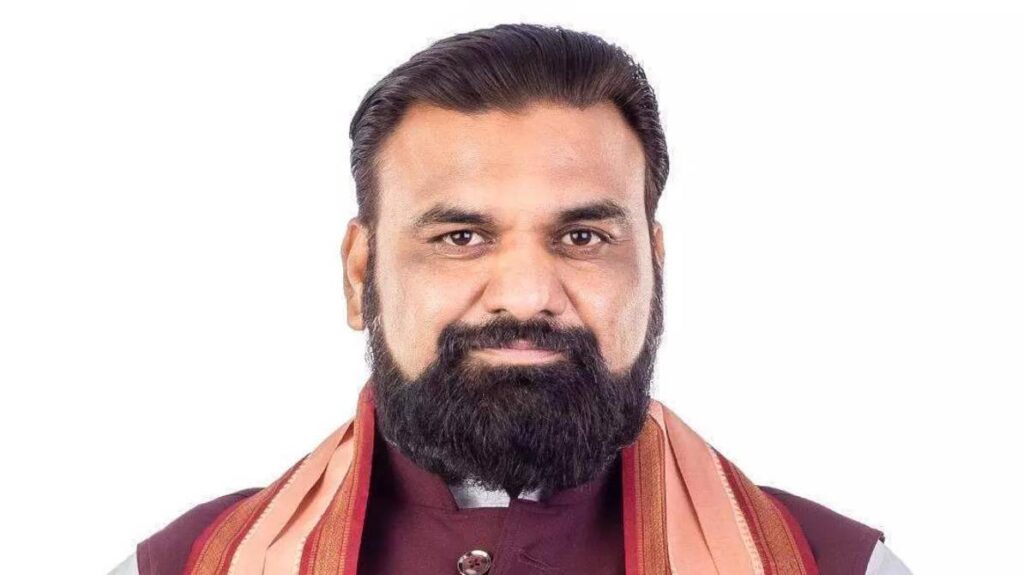 बिहार में आयोजित शपथ ग्रहण समारोह में सम्राट चौधरी मुख्यमंत्री पद की शपथ लेते हुए, साथ में वरिष्ठ नेता मौजूद।