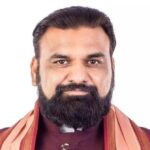 बिहार में आयोजित शपथ ग्रहण समारोह में सम्राट चौधरी मुख्यमंत्री पद की शपथ लेते हुए, साथ में वरिष्ठ नेता मौजूद।